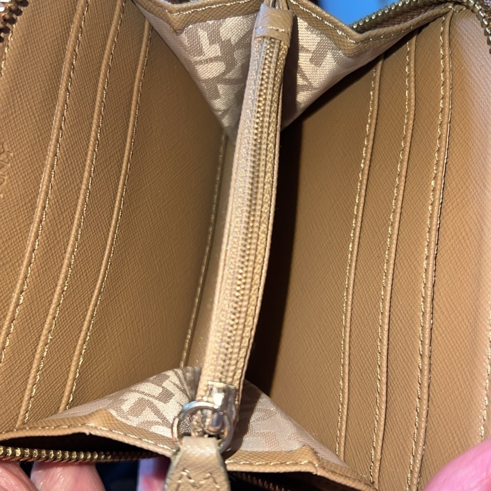 DKNY Women’s Monogram Zip Around Wallet 6 Place Credit Card Zip Coin Holder NEW - Picture 7 of 16